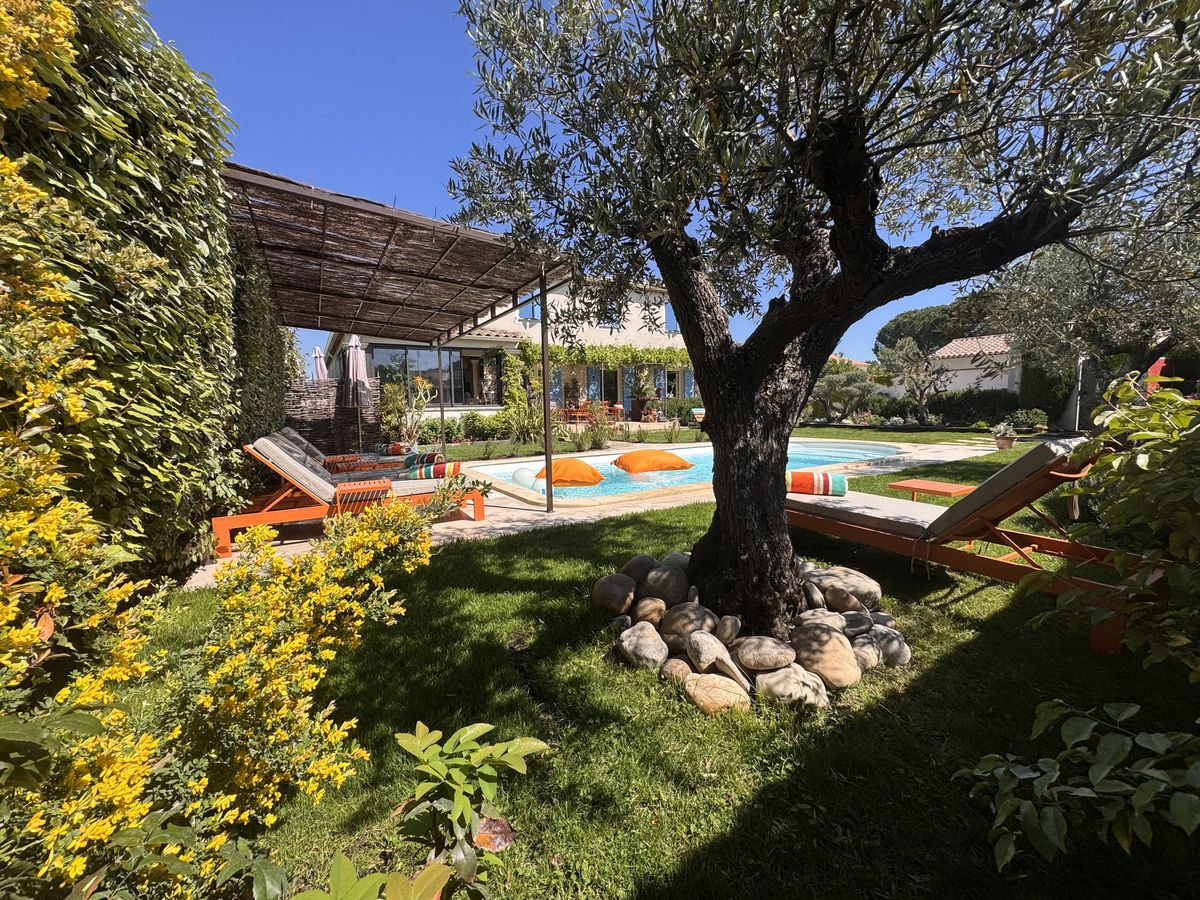 La Bastide des Romarins, piscine et jardin